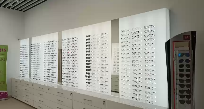 VAND OPTICA MEDICALA IN CENTRU COMERCIAL 