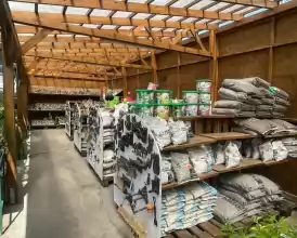 Retailer online și magazine fizice de echipamente