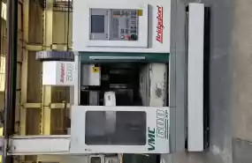 Centru de prelucrare CNC vertical Bridgeport VMC 