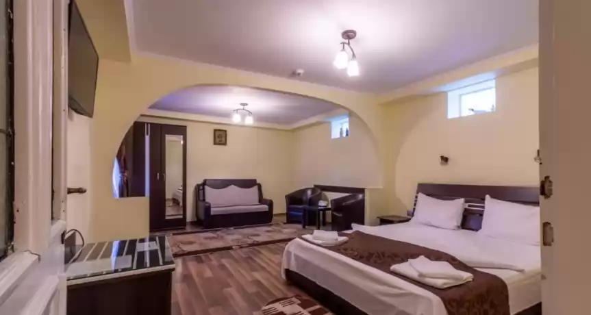 HOTEL 3 STELE DE VANZARE IN CENTRUL ORASULUI
