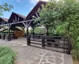 Vand Pensiunea Codrii de Arama 