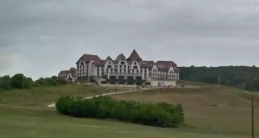 Vindem complexul turistic din com.Bradu, loc. Avrig - Sibiu, 274 locuri cazare si 8.6 ha teren - 3.385.294 EUR Vindem complexul turistic din com.Bradu, loc. Avrig - Sibiu, 274 locuri cazare si 8.6 ha teren