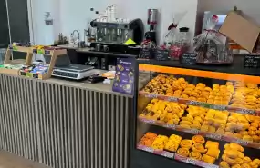 Vand cafenea functionala cu franciza patiserie