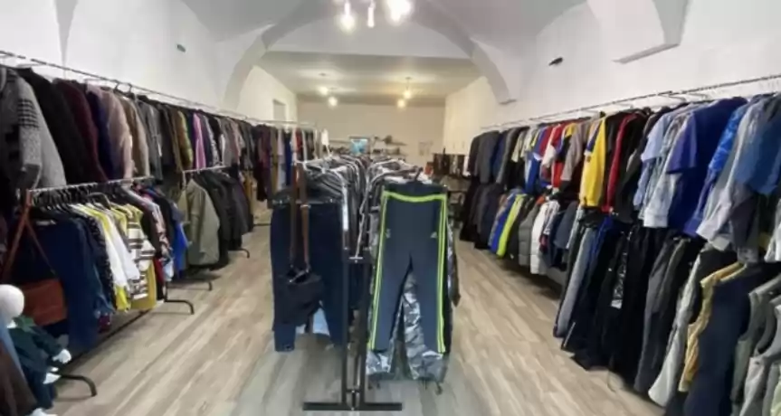 Vând afacere la cheie magazin de haine second