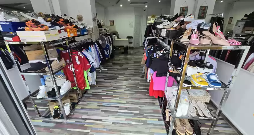 Vand Outlet, stoc marfa, toate noi de firma - 10.000 EUR Vand Outlet, stoc marfa, toate noi de firma