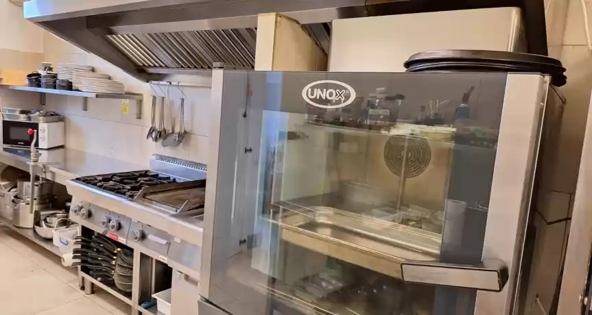 Vand restaurant la cheie, cu terasa si gradina