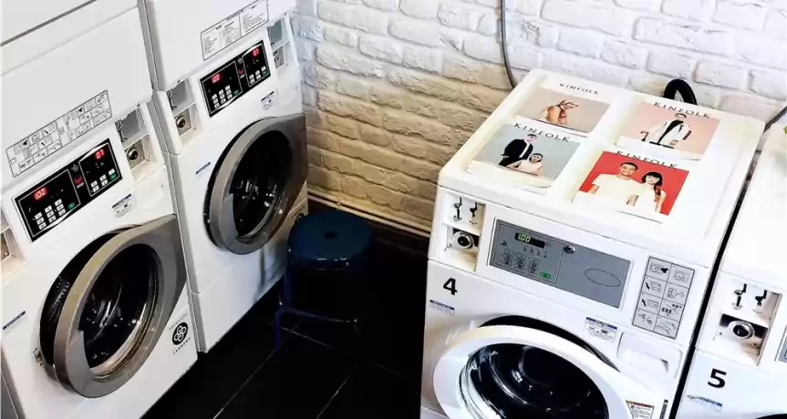 Spalatorie de haine, tip laundromat