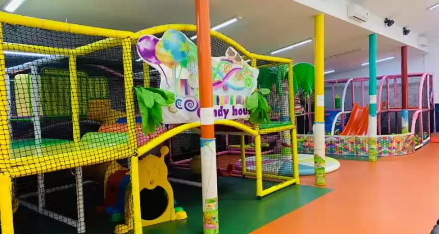 VAND AFACERE/ LOC DE JOACA PENTRU COPII
